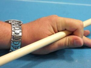 how to grip a pool cue (2)