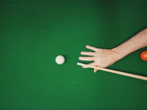 how to grip a pool cue (3)