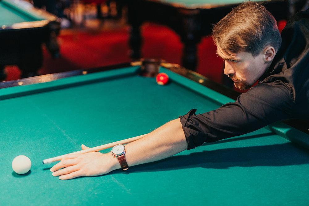 how to hold a pool cue