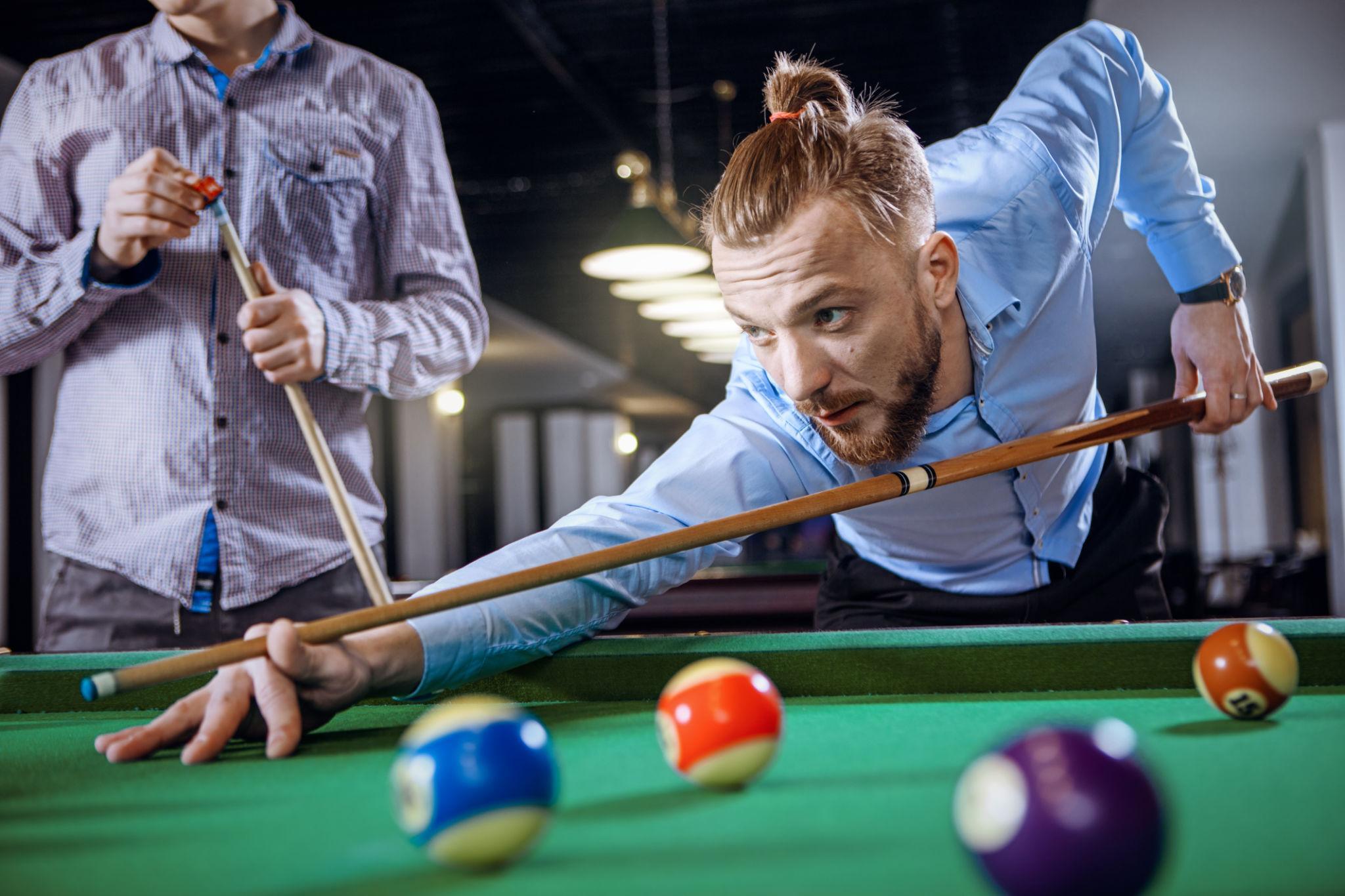 how to hold a pool cue